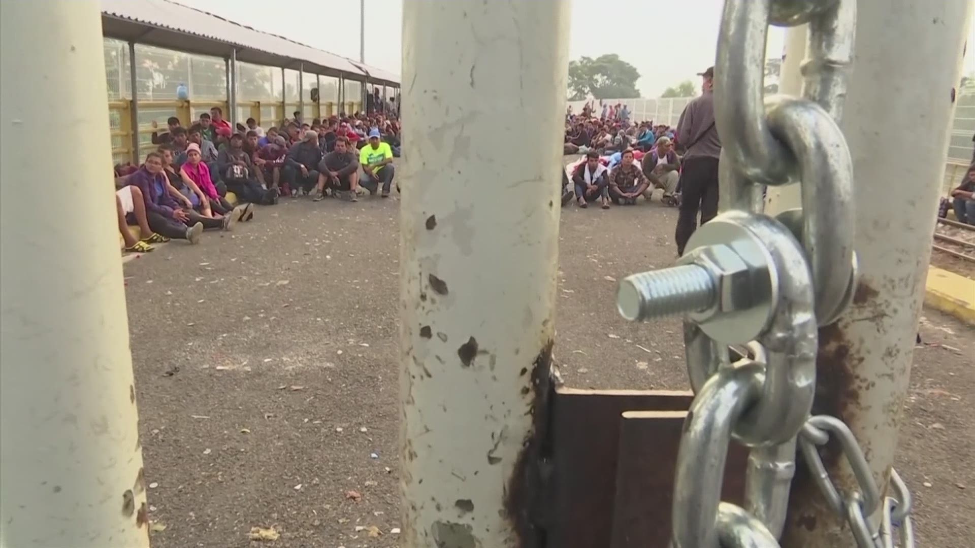 Thousands of migrants participating in a caravan heading toward the United States woke up on Saturday on a bridge over the Suchiate River that divides the borders of Guatemala and Mexico, waiting to cross into Mexican territory. (AP)