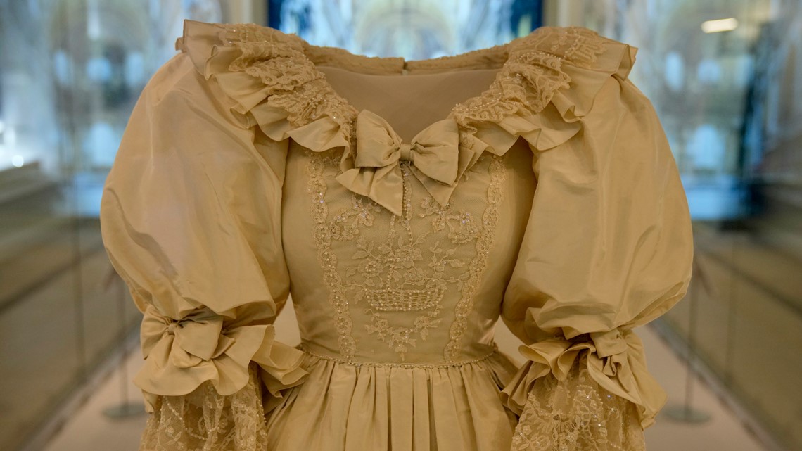 women's gold dresses for wedding Africa Dress Long Sleeves Lace Appliques Bridal Gowns Chapel Train Active Basic main image 1