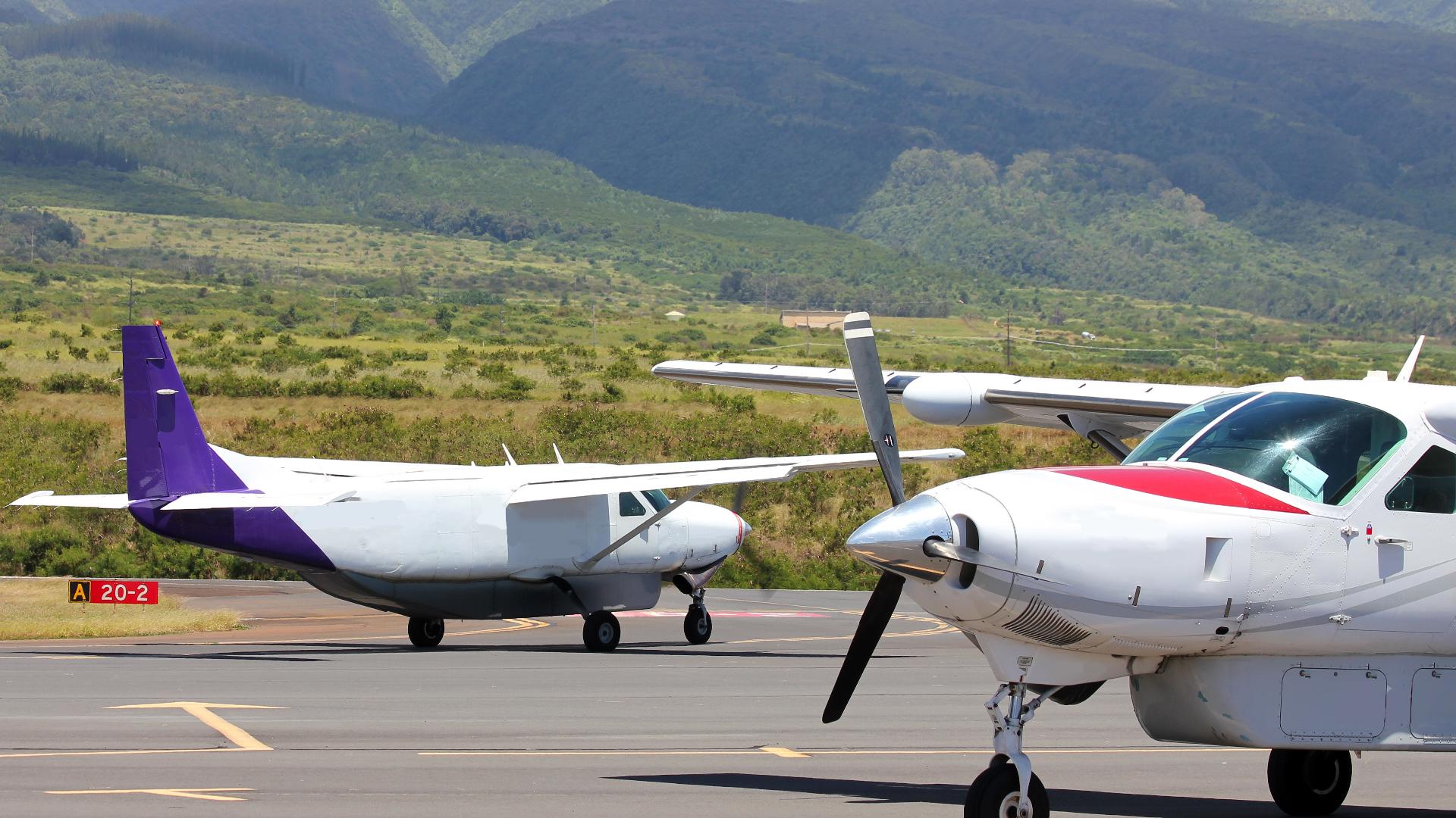 Plane crashes into building in Hawaii, bursting into flames and killing ...