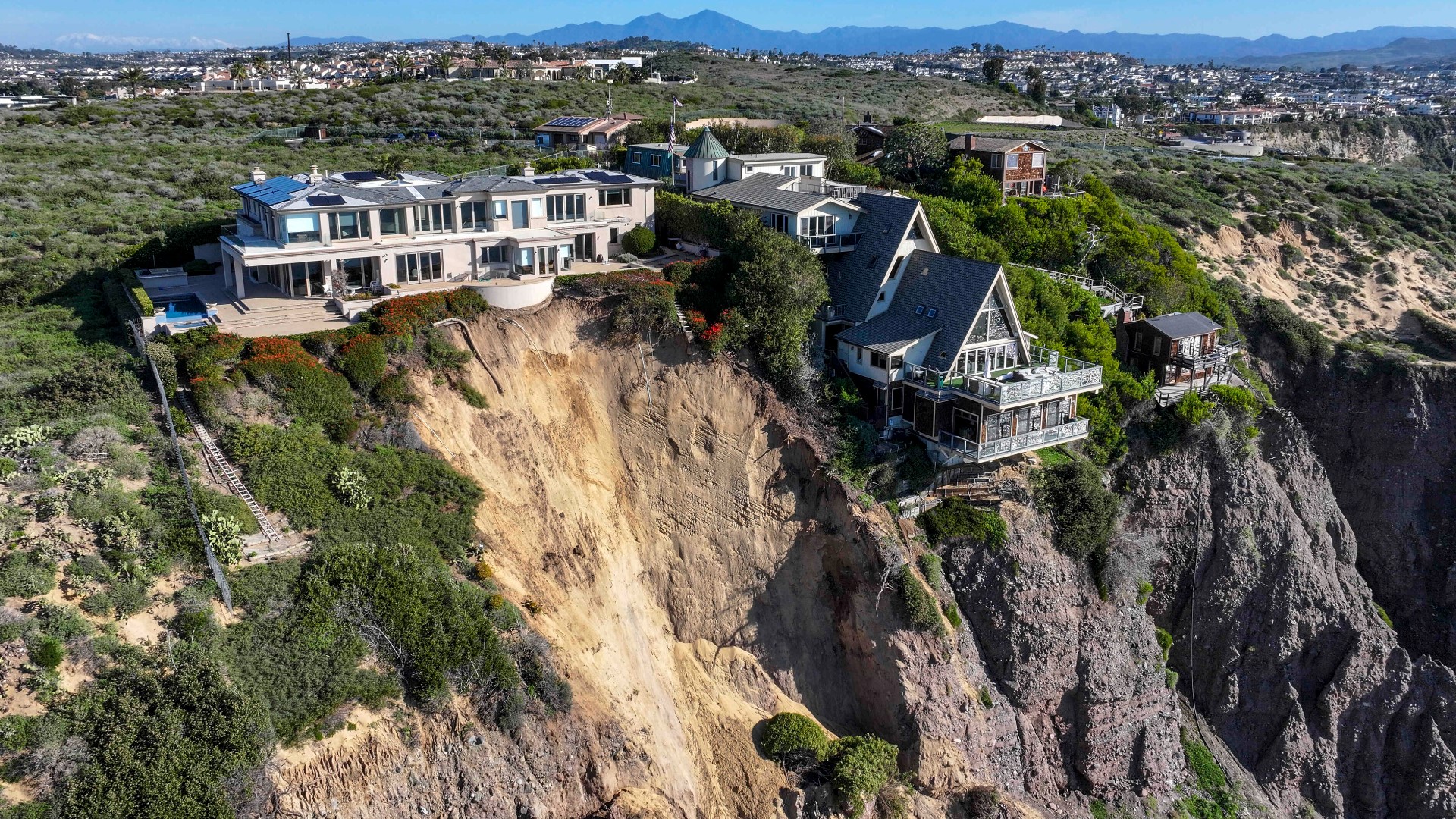Landslide leaves California home on the edge of a cliff | king5.com