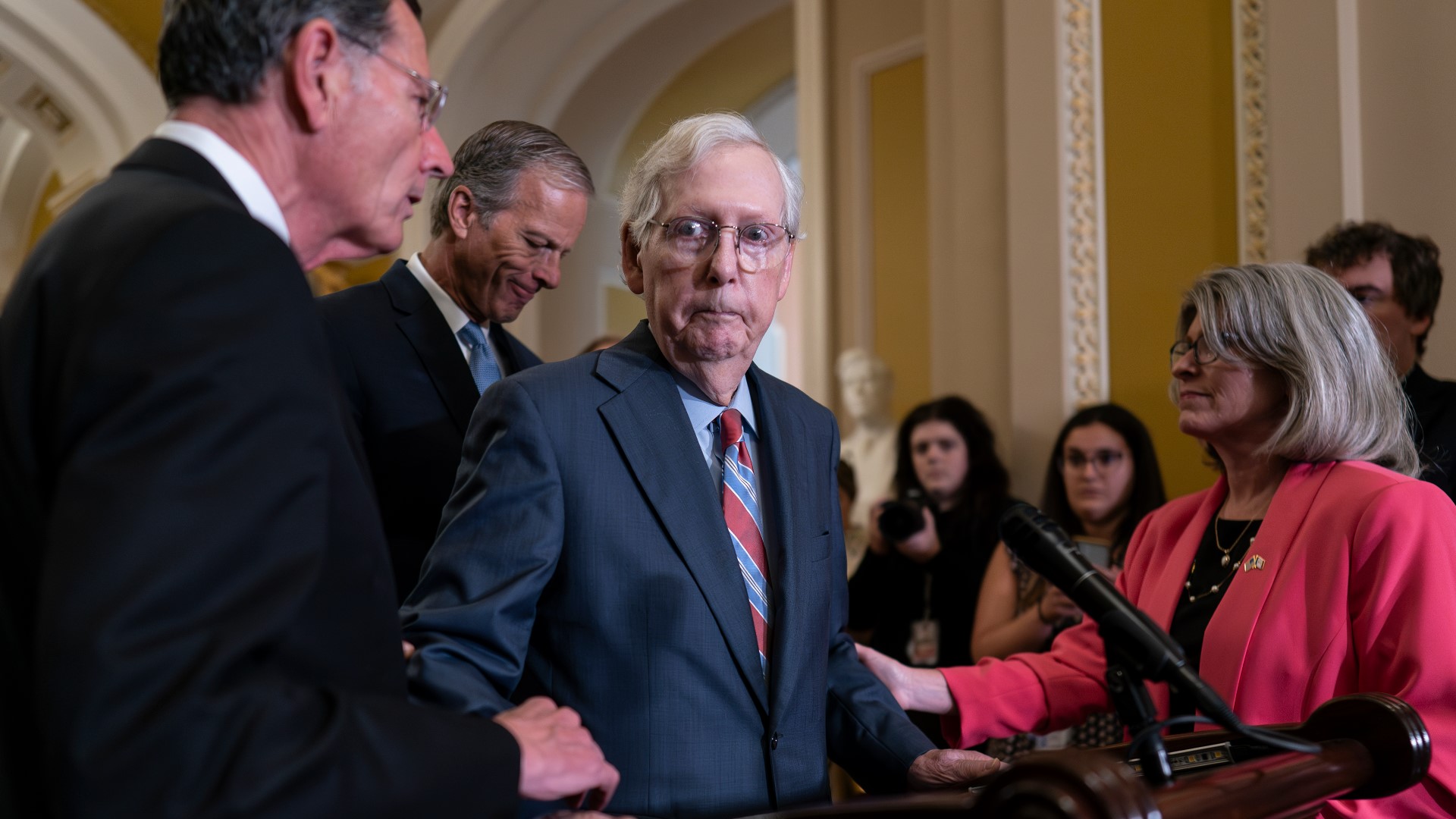 Mitch McConnell briefly leaves press conference after freezing up ...