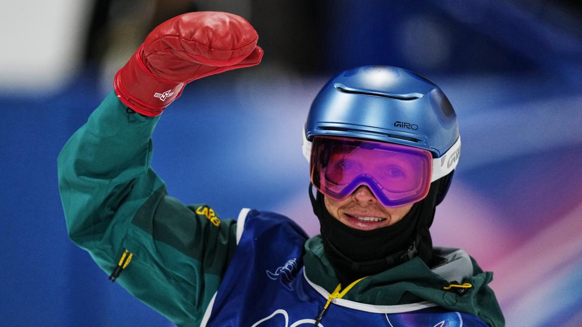 Australian snowboarder Scotty James does a perfect remake of Hugh Grant's 'Love, Actually' dance