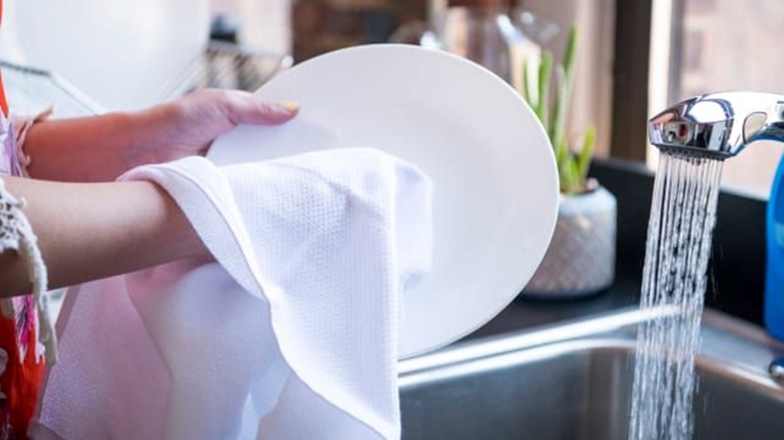 Bob to like to wash the dishes. Drying dishes. Kitchen Drying Towel. Dish Towel. Фото Dry the dishes.