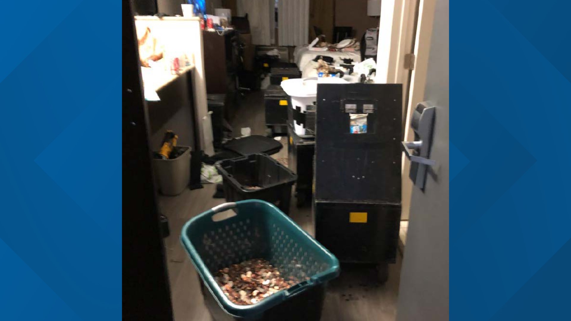 Man steals millions of coins by posing as machine repair man(00)