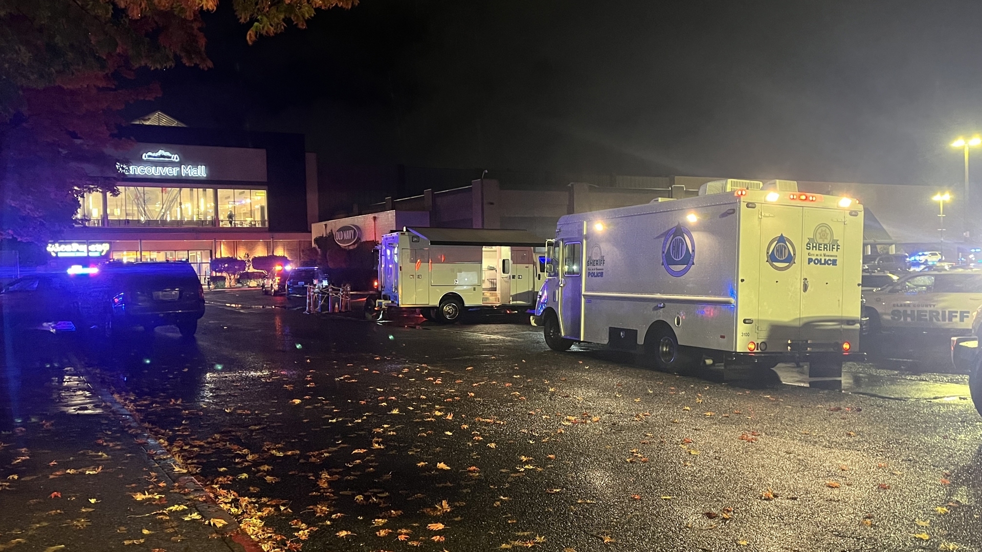 Shooting at Vancouver Mall food court leaves 1 dead, 2 injured | king5.com