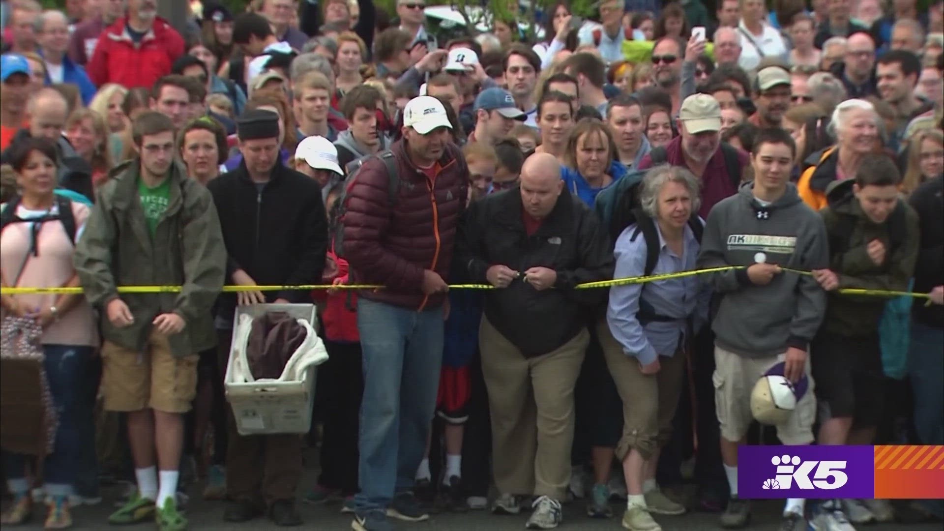 It's 7:30 a.m. on Bainbridge Island, and this crowd is gathered ... for a garage sale. #k5evening