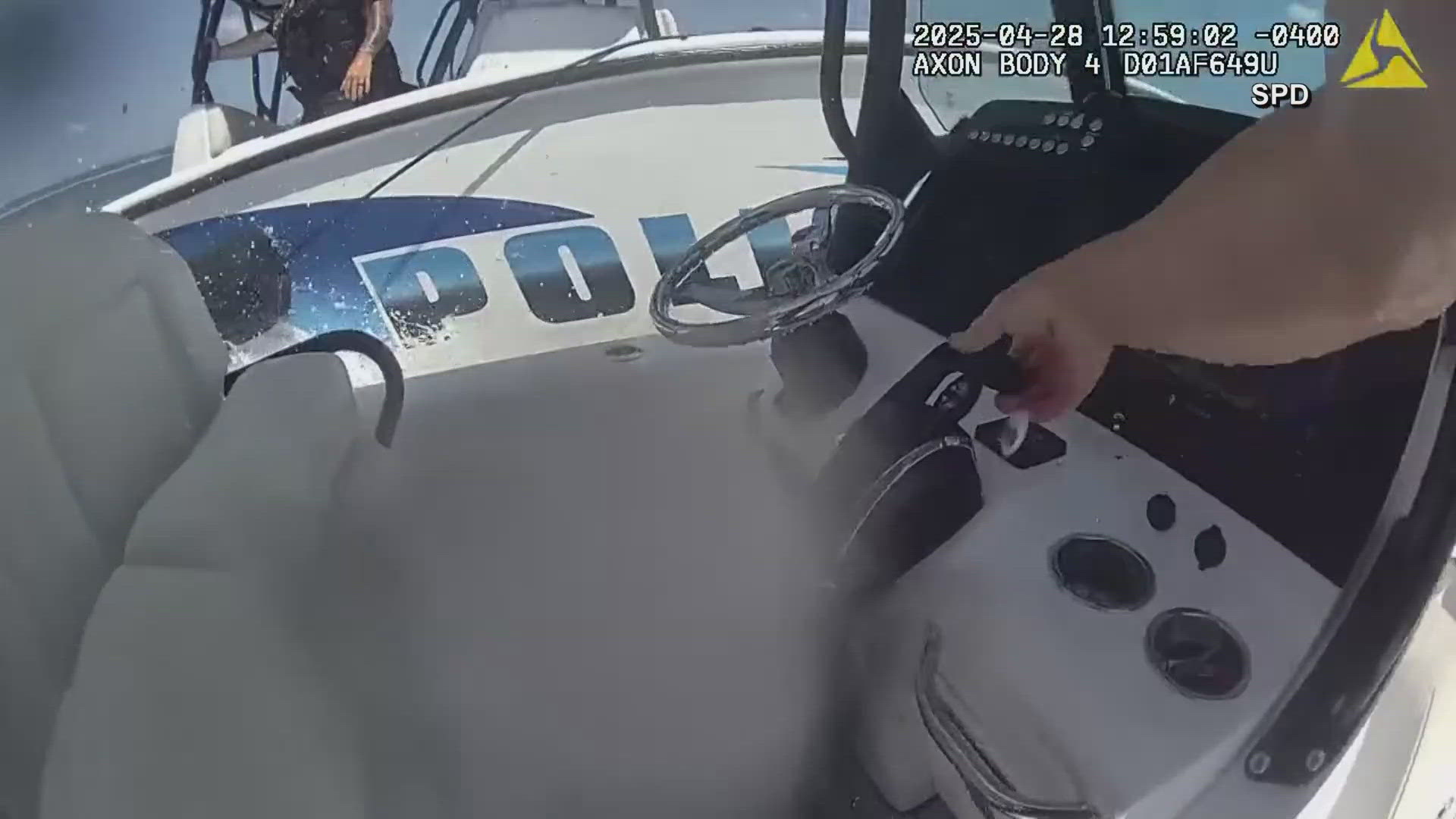 Florida police officer stops runaway boat | king5.com