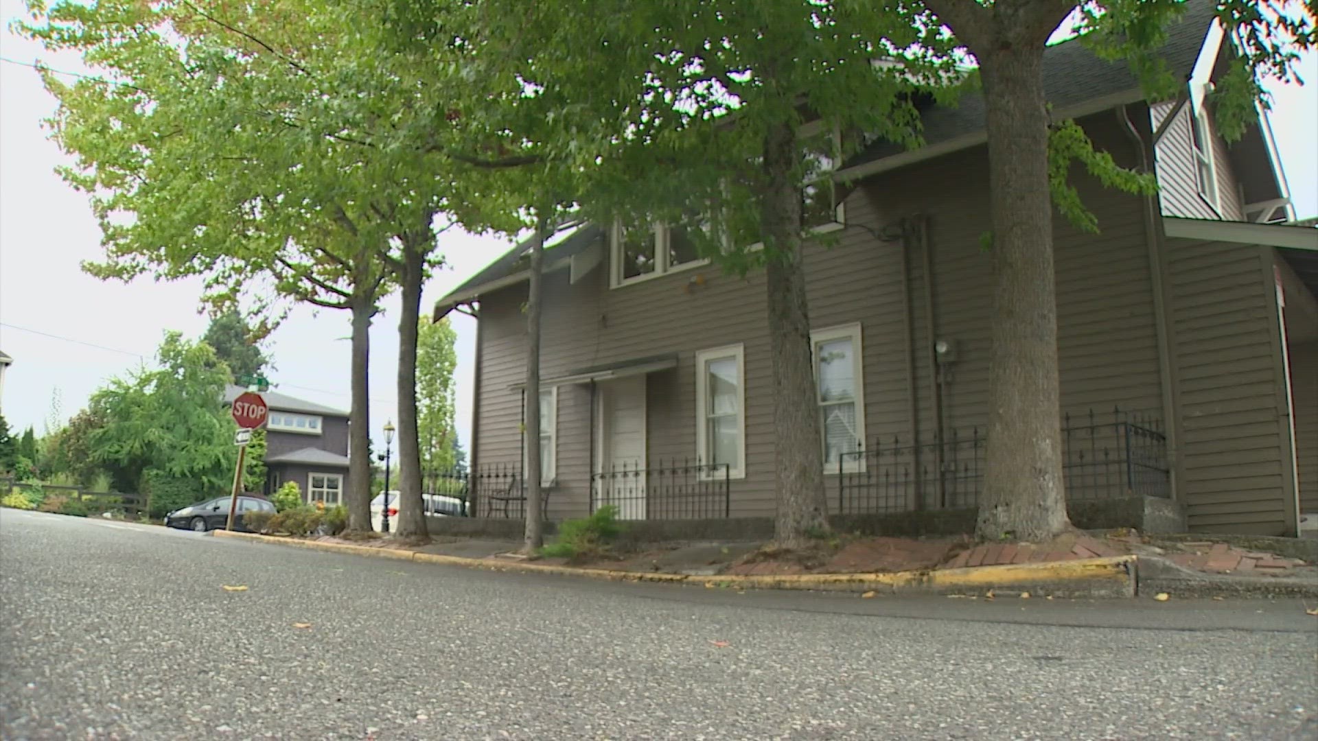 A developer wants to remove five mature trees to build a 17-unit apartment complex in downtown Edmonds, but one neighbor isn't letting go without a fight.
