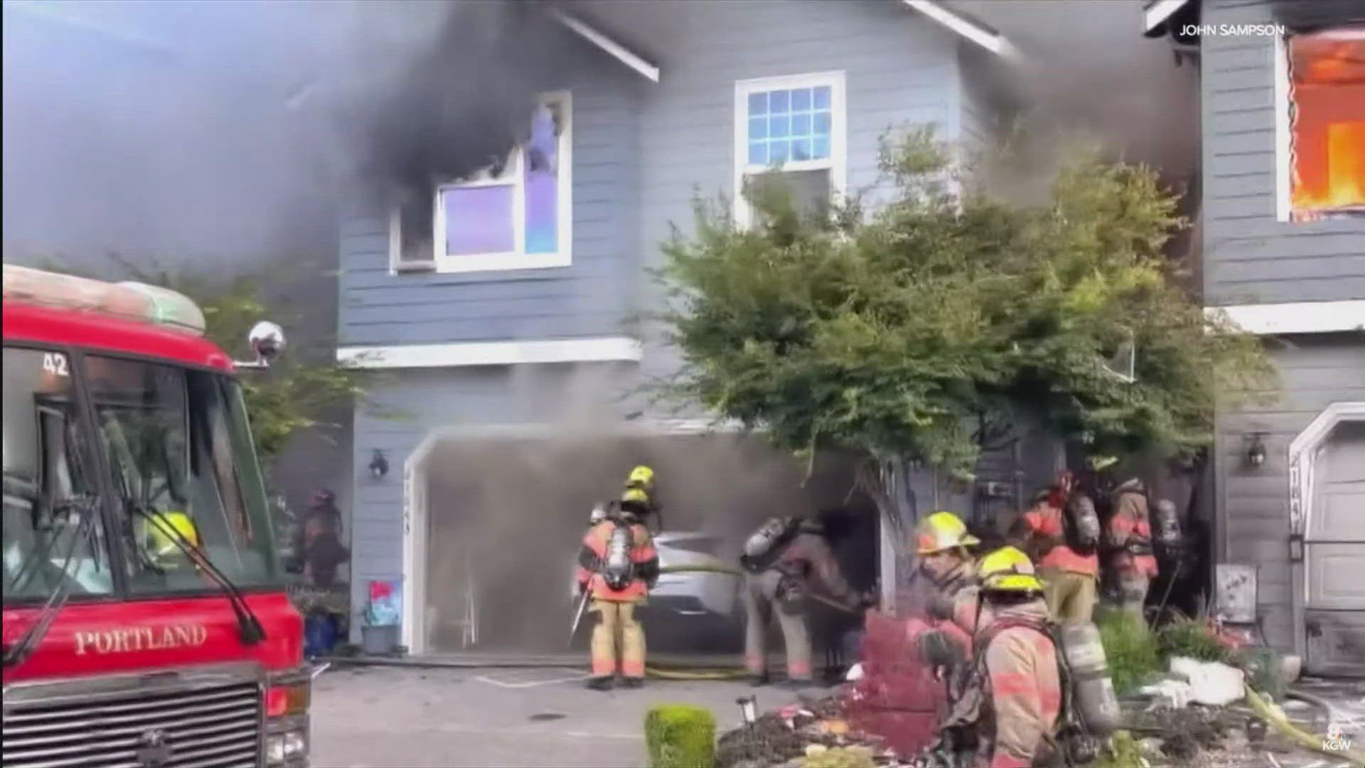 Small plane crashes into townhomes in Oregon | king5.com