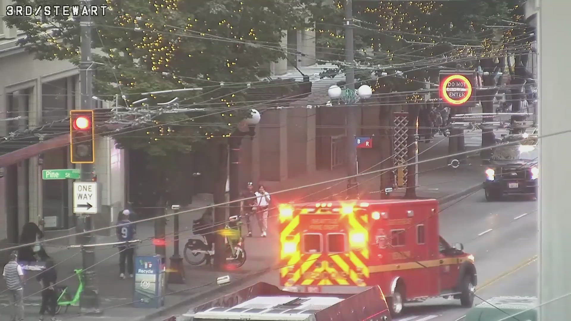 Suspect on the loose after stabbing a man on the bus in downtown ...