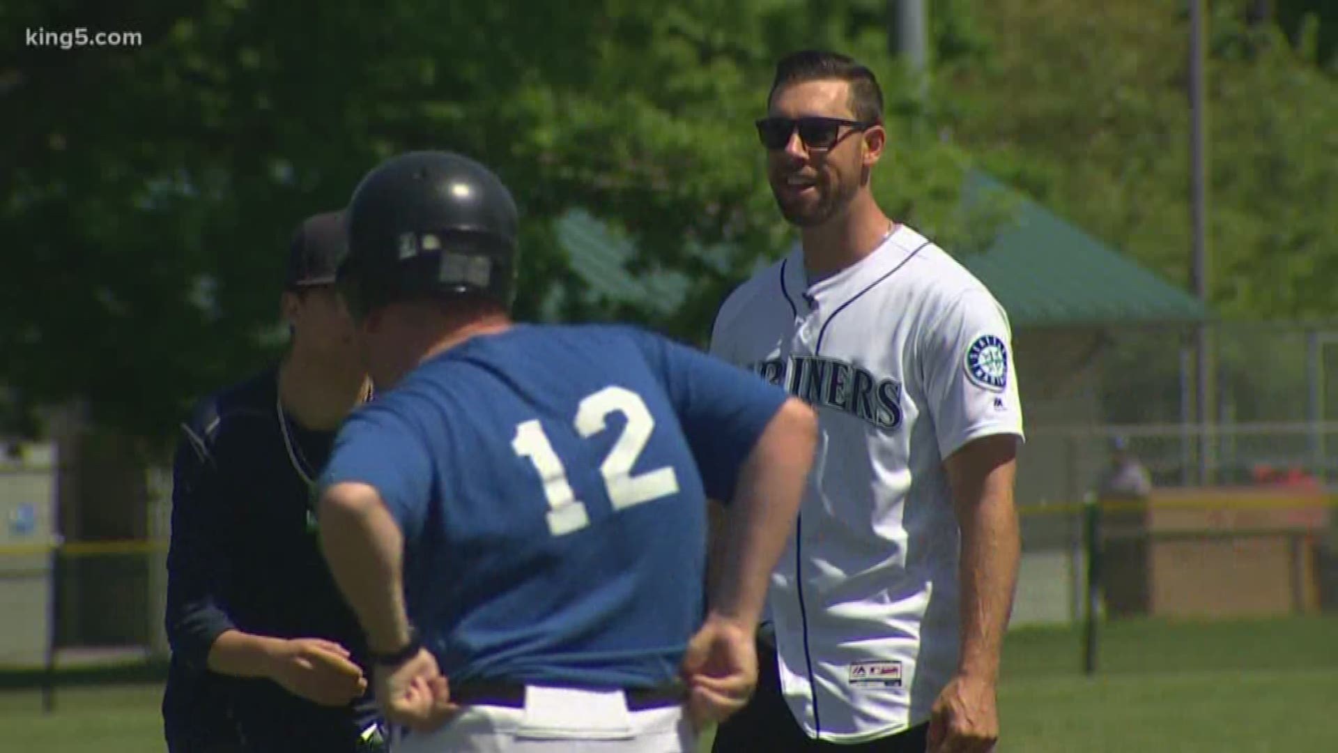 Mariners players share love of baseball with Challengers little league