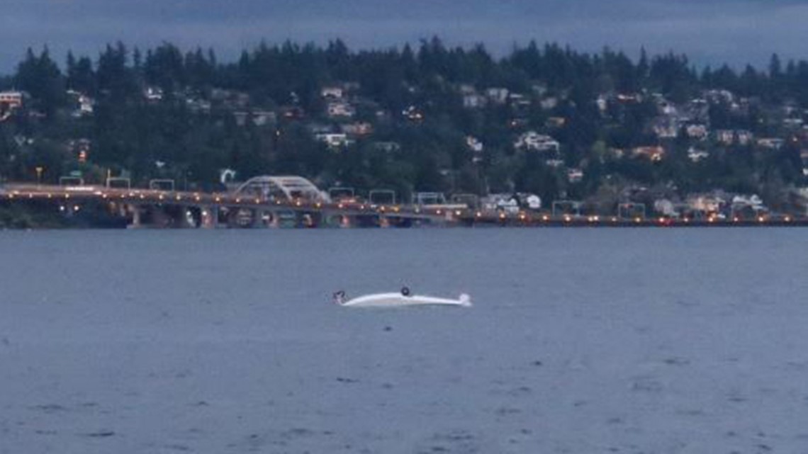 Seaplane crashes, flips on Lake Washington Wednesday night