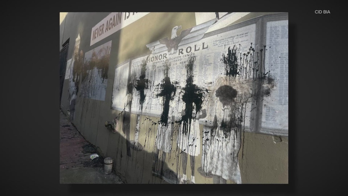 細川真希 原画「People in Seattle 2011」16×26cm Seattle art exhibit on Japanese American history vandalized