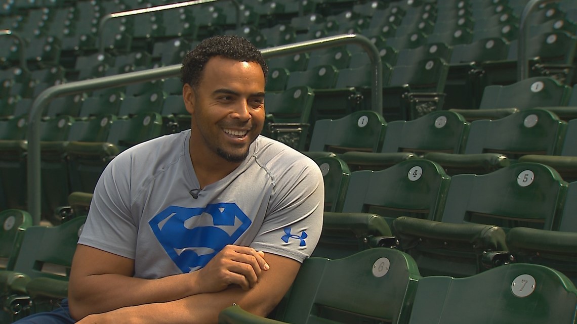 KING 5 anchor gets Mariners' logo shaved in head