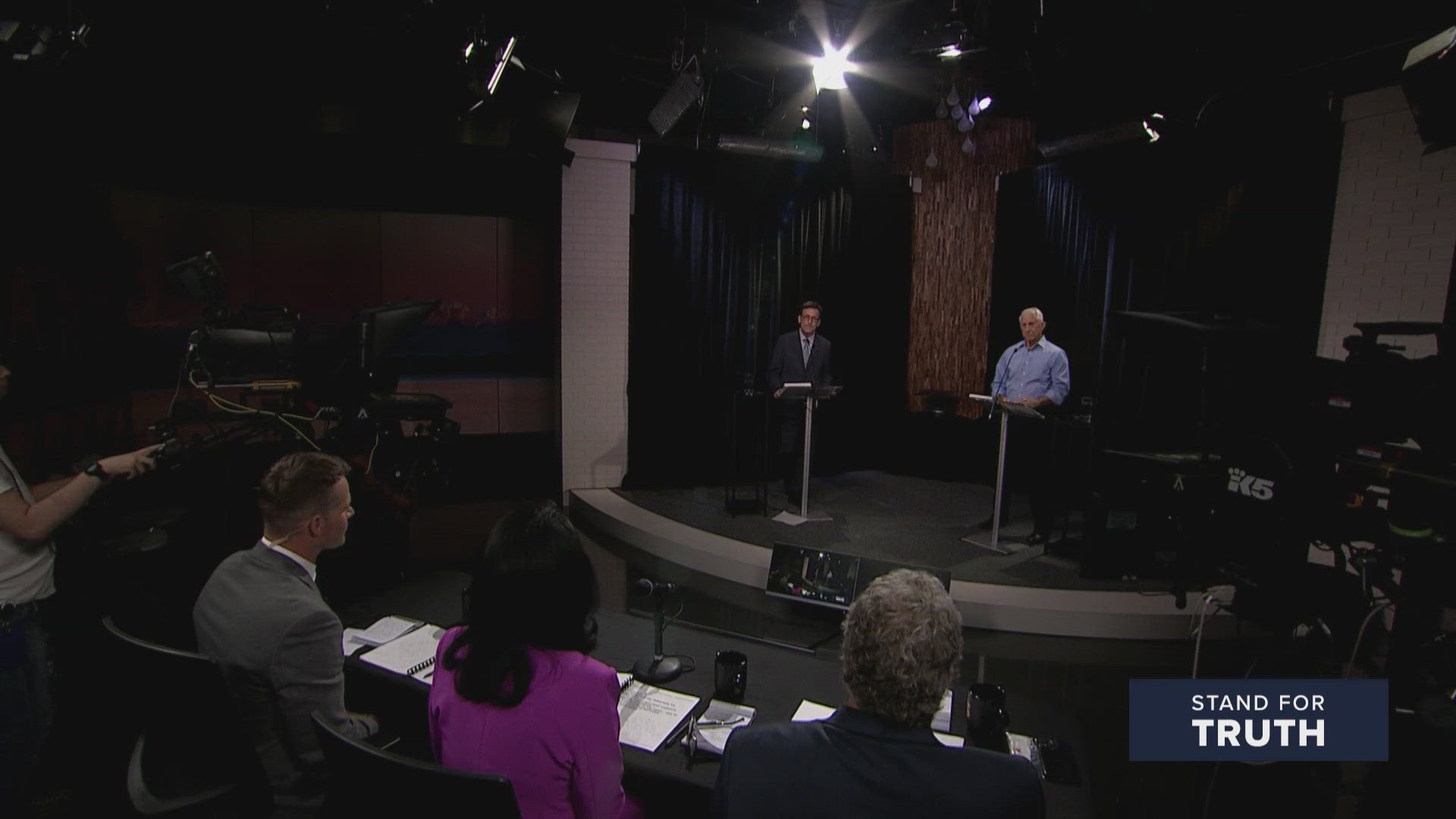 The gubernatorial debate is organized by KING 5, The Seattle Times, El Sol de Yakima and KREM 2 in Spokane.