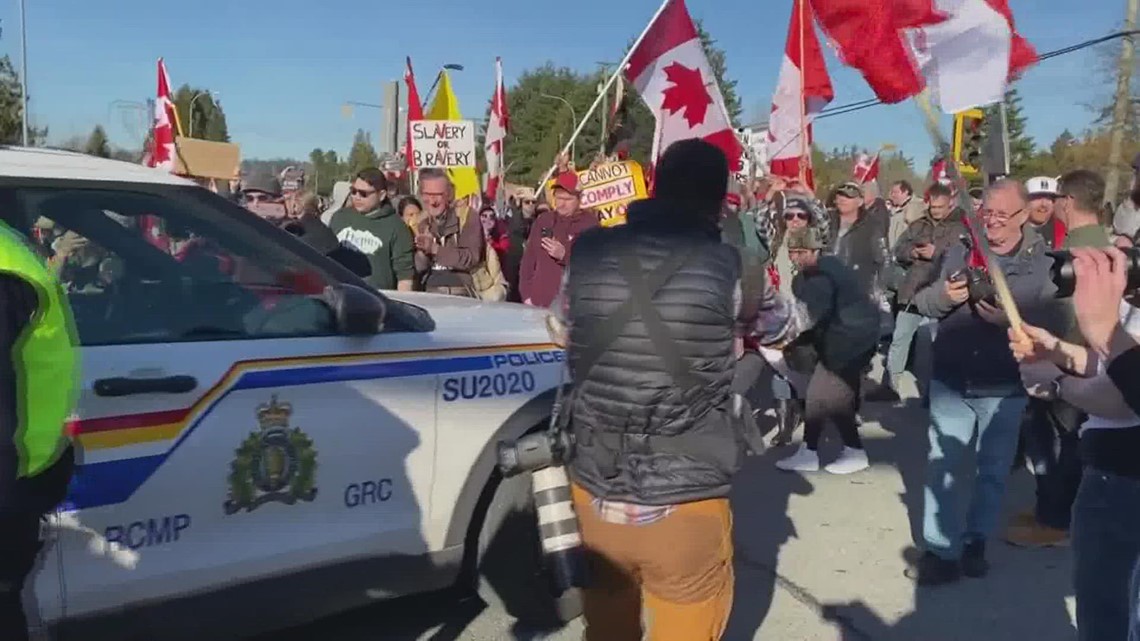 Canadian trucker protest blocking border crossing into Washington