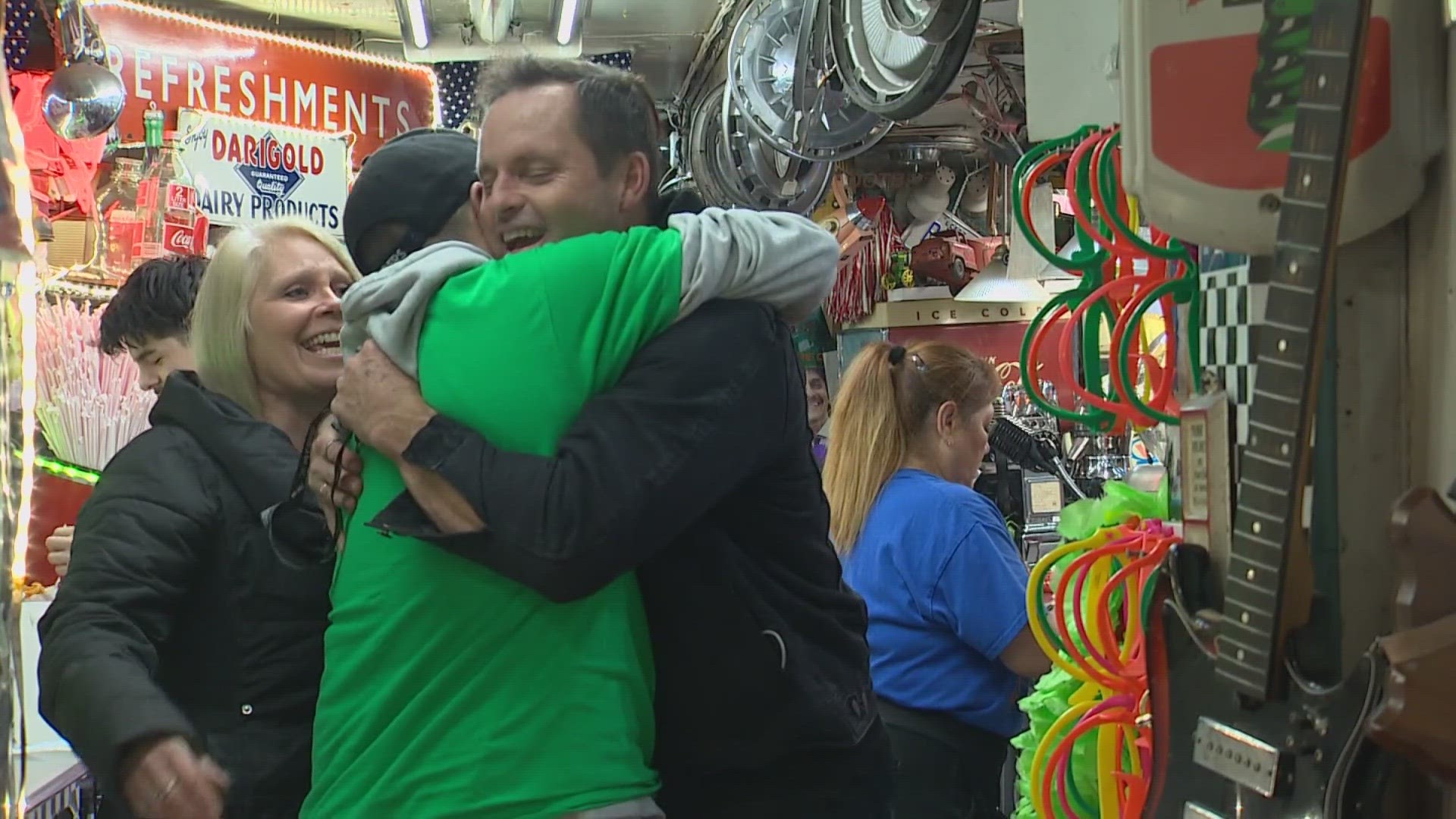 Community members flock to Issaquah's Triple XXX Rootbeer Drive-In to show  support on its last day | king5.com