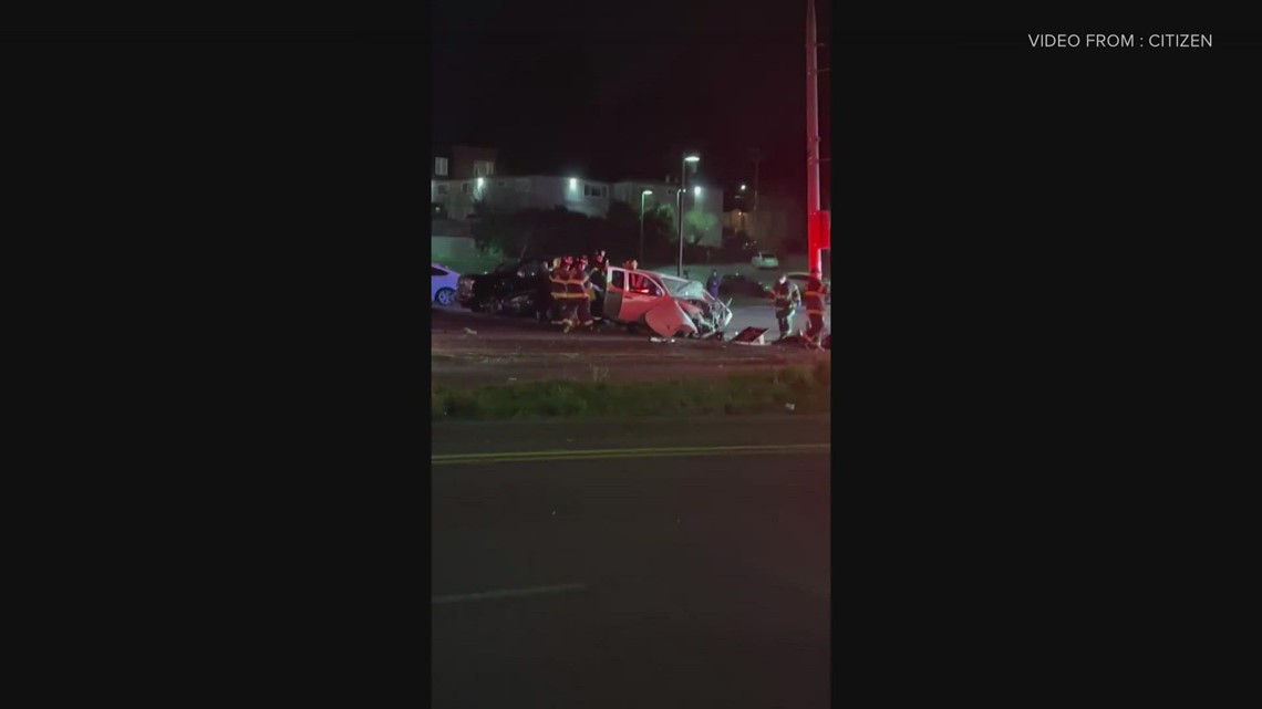 1 person extricated in 3car crash in Lake City