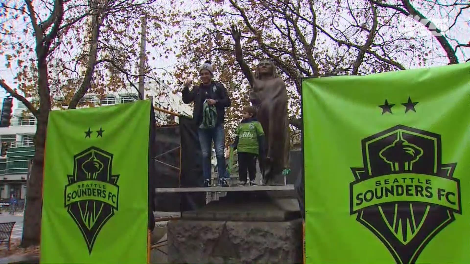 Sounders Captain Nicolás Lodeiro places a team scarf on a statue of Chief Sealth at Tilikum Place in Seattle ahead of an MLS Cup celebration parade and rally