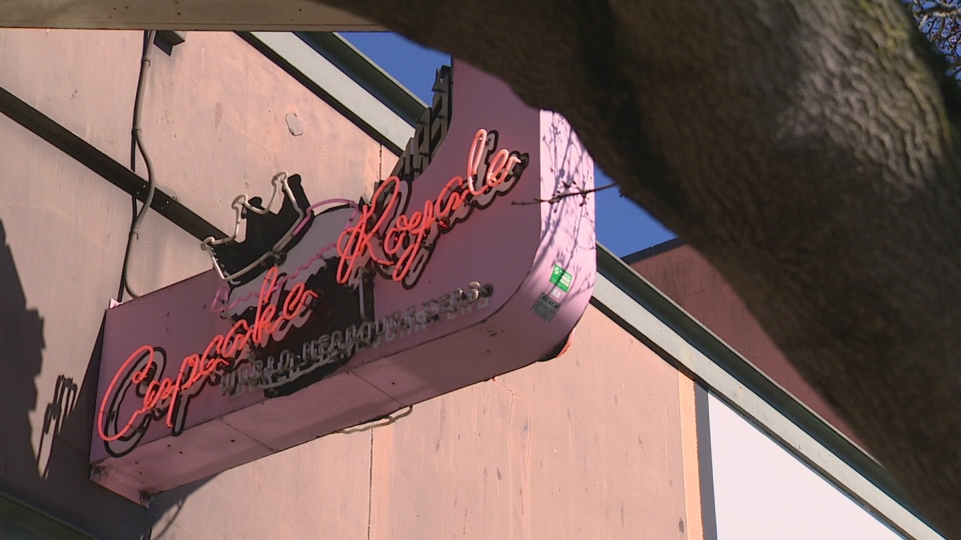 Seattle’s first cupcake bakery closed one of its most popular locations on Sunday.