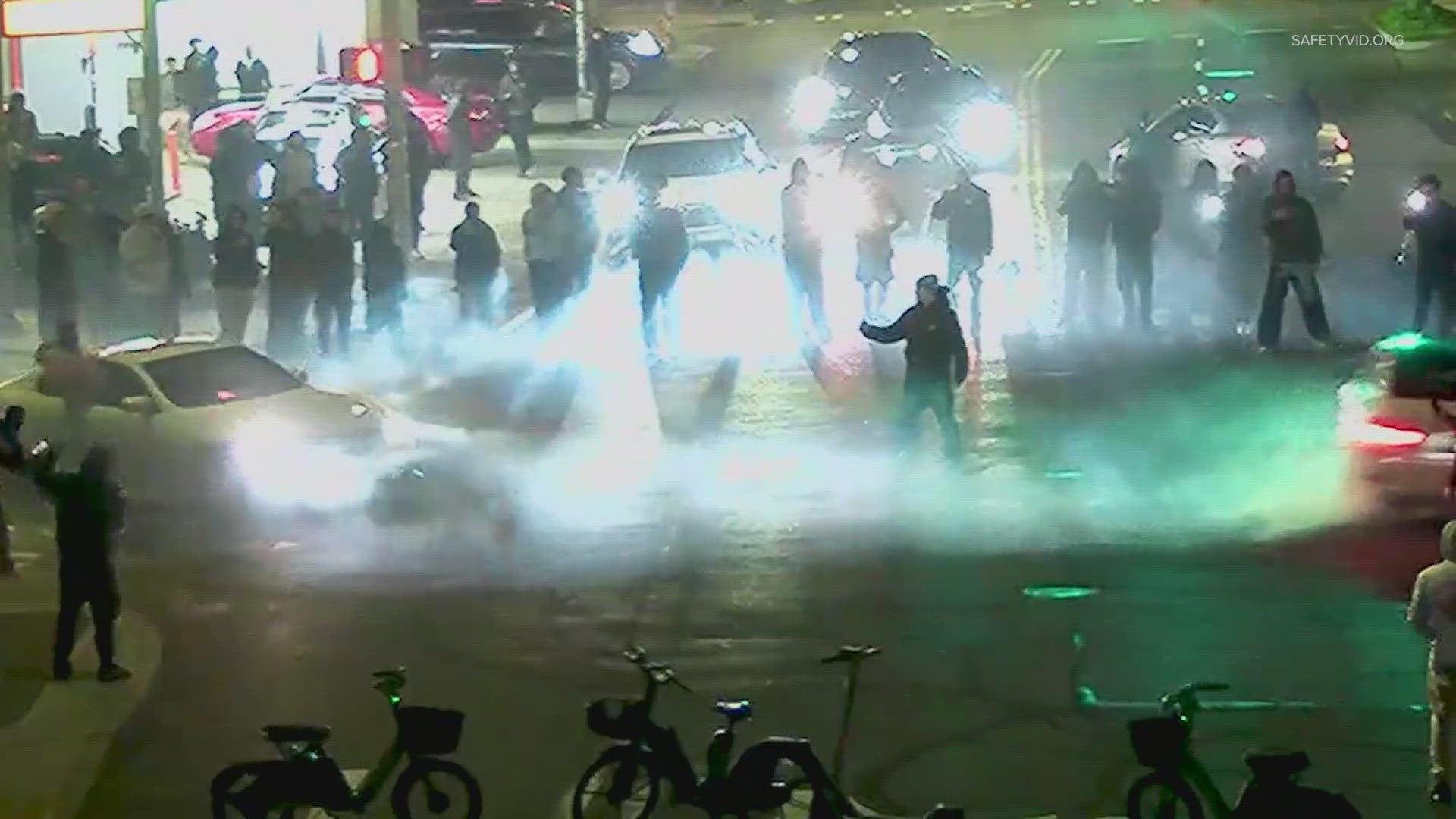 Полиция сообщает, что 52‑летний мужчина был избит, когда попытался сдвинуть самокаты и проехать на своём автомобиле.