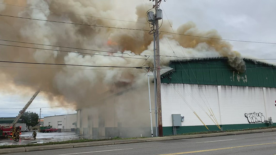 RAW VIDEO Fire crews battle massive blaze at commercial