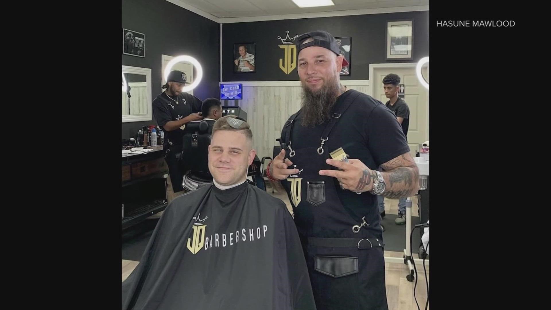 Puyallup police are trying to find the man who shot and killed a beloved barber while he was cutting an eight-year-old's hair.