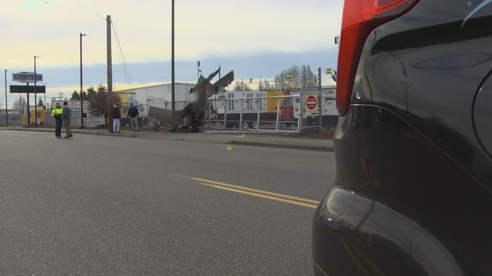 Pilot crash-lands on busy Auburn road, escapes with only minor injuries ...