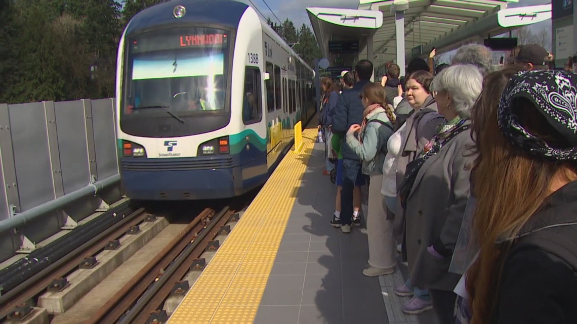 Seattle’s new cross-lake light rail faces first Monday commute