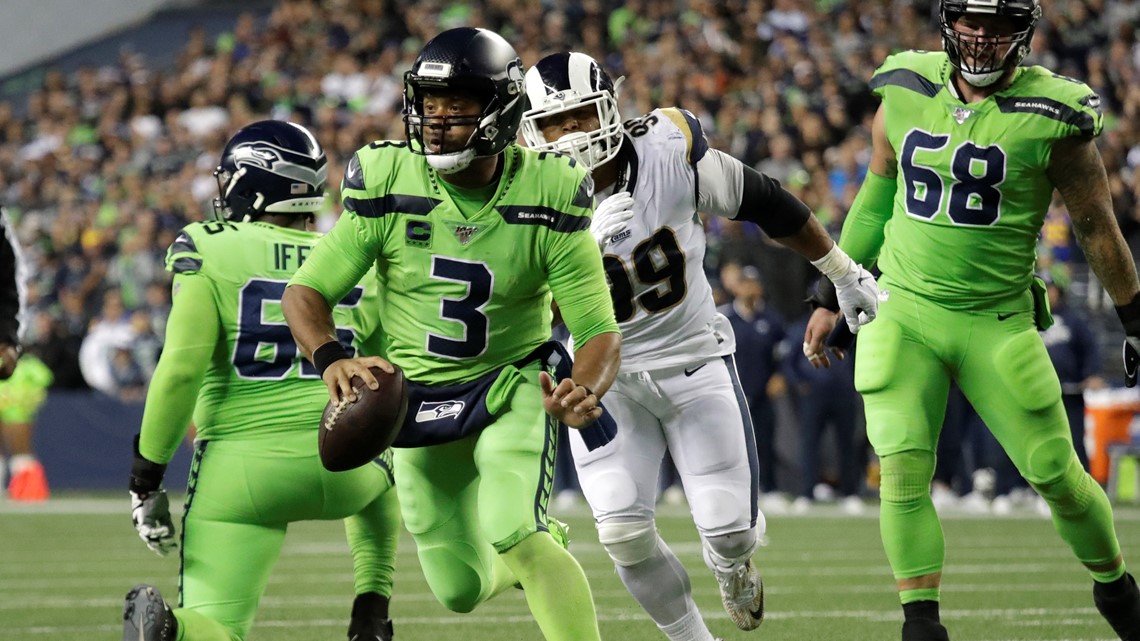 Seattle, United States. 3rd Oct, 2019. Seattle Seahawks running back Chris  Carson (32) catches the winning 5-yard touchdown pass against the Los  Angeles Rams at CenturyLink Field during the fourth quarter in