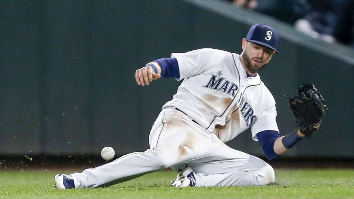 Evan Gattis flies out to right fielder Mitch Haniger.