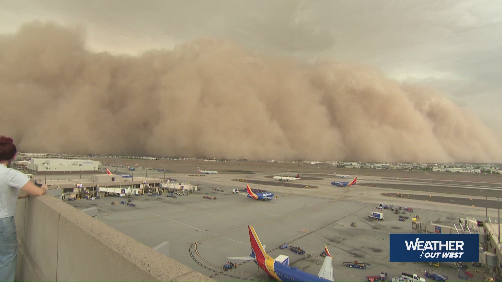 Dust storm overwhelms Phoenix airport, causing ground stop | king5.com