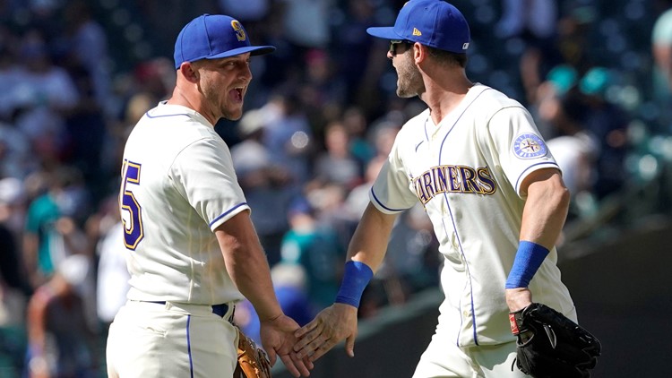 Mariners pull closer in wild card race, hold off A's 4-3