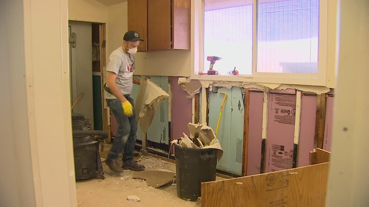 'We’re here to love everybody': Volunteers help with flooding clean-up in Lewis County