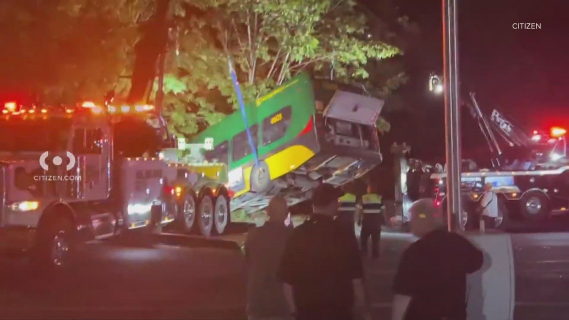 King County Metro bus removed from embankment after crash in Renton ...