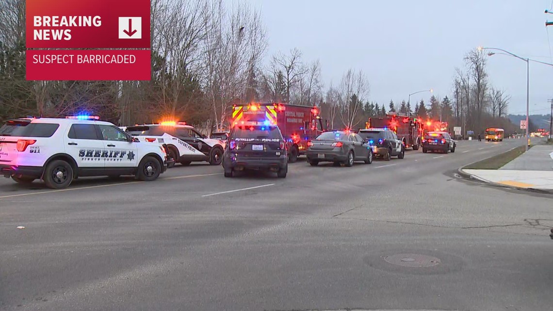 2 Puyallup police officers sustain minor injuries in standoff with suspect