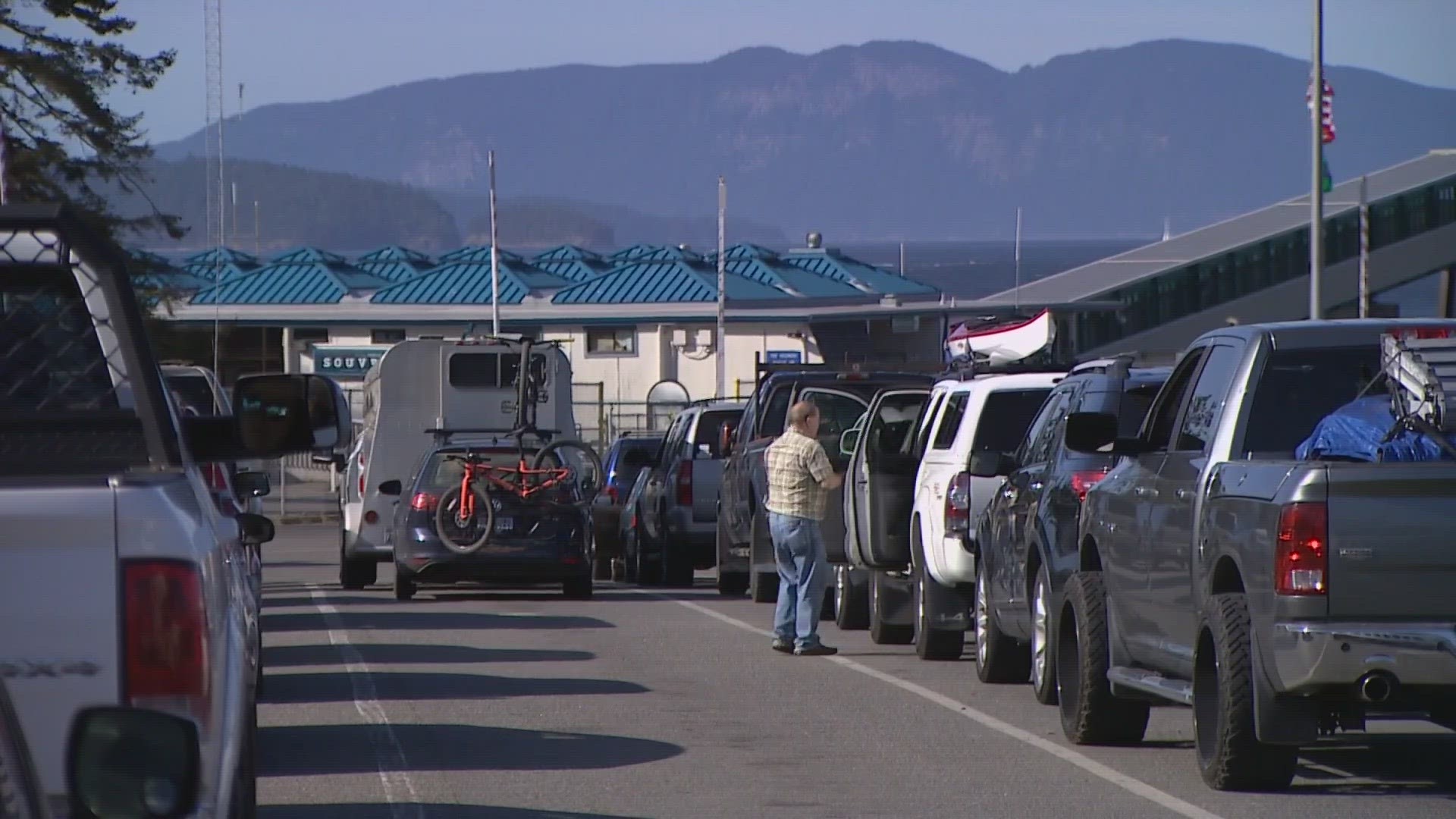A crew shortage left many travelers stuck on the San Juan Islands on one of the busiest weekends for the system all year.