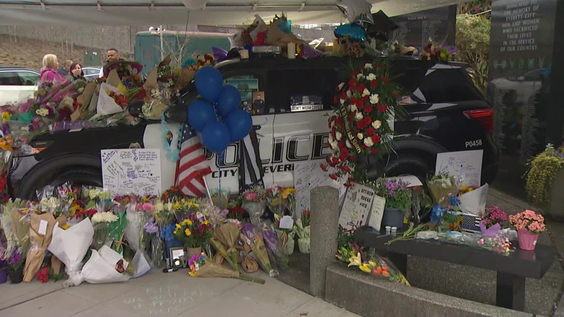 Everett community pays respect to officer killed in line of duty Friday - Vimarsana News
