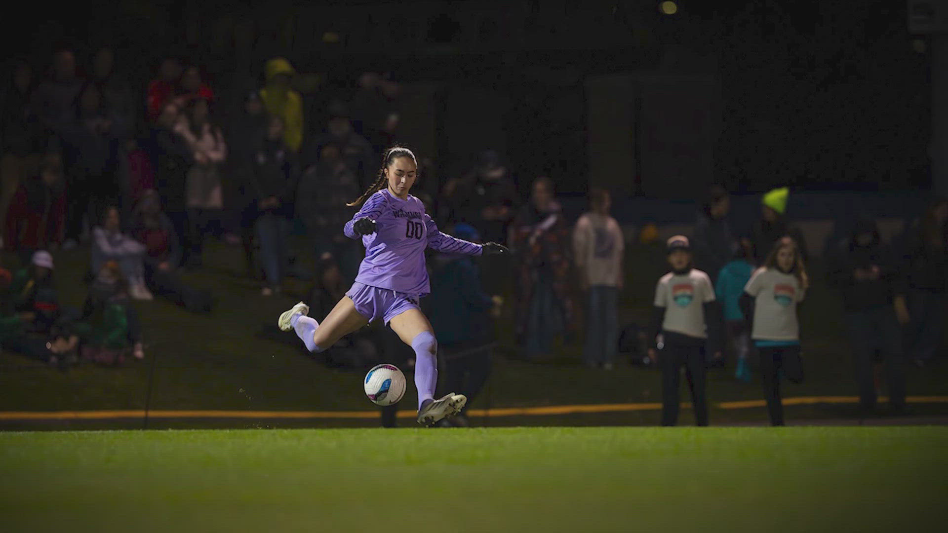 UW junior Mia Hamant was diagnosed with a rare kidney cancer after posting a career-best season for the Huskies. 