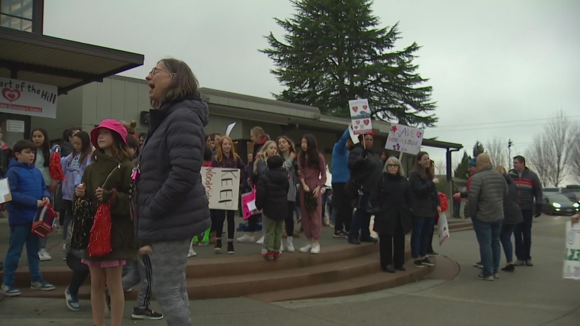 Gov. Jay Inslee is now weighing in on a controversial plan to consolidate three schools in Bellevue.