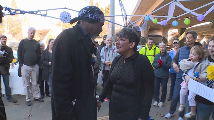 고가다리 밑에서 결혼식 올린 한 홈레스 커플