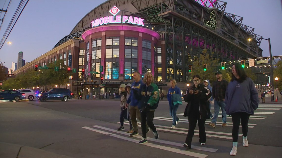 Mariners playoff hopes end with 6-1 loss to Texas, Houston win