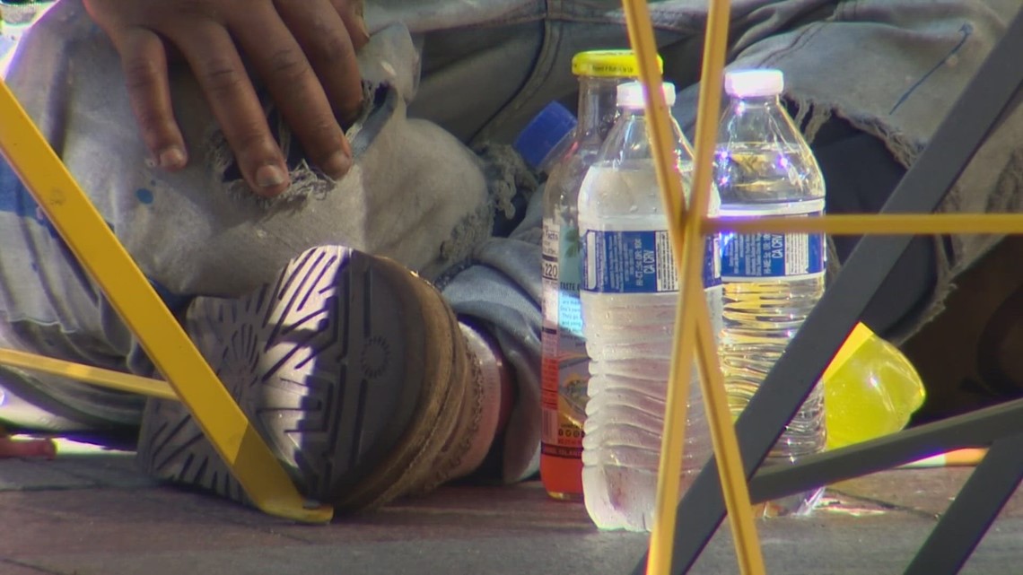 帮助西雅图的无家可归者“抵御炎热”，通过直接给他们递送冷水瓶