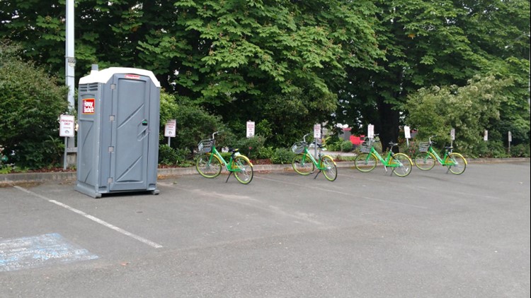 발라드 고등학교 주차장에 나타난 십여대의 자전거와 허니버킷?
