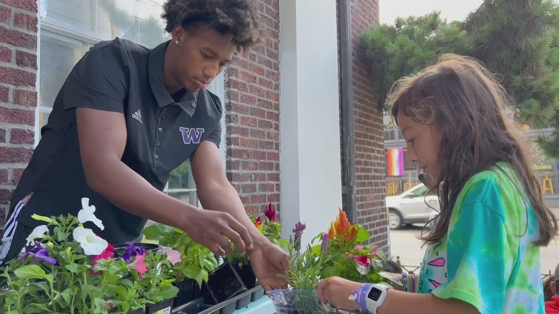 Husky basketball players pitch in at summer camp for kids impacted by cancer - Vimarsana News