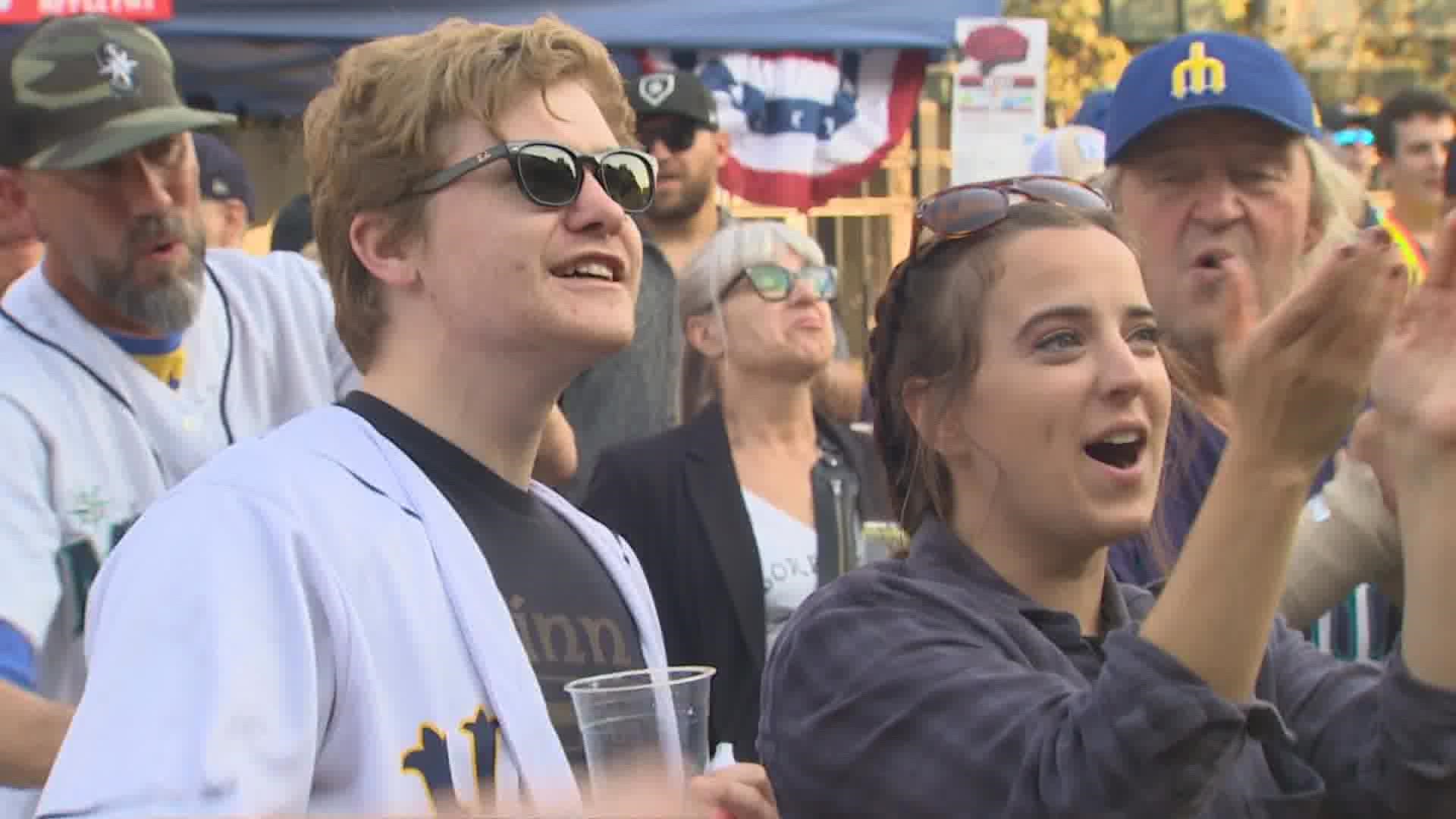 Mariners' fans show up early, stay late for playoff return