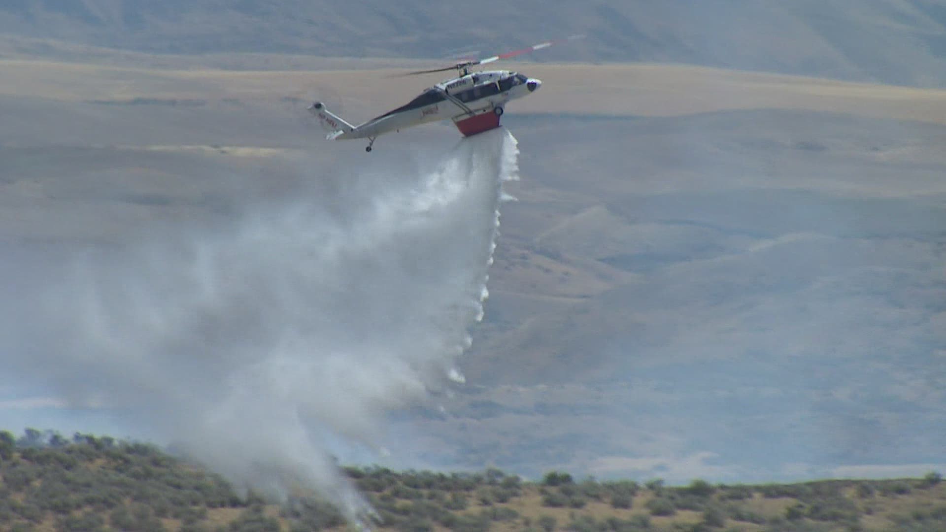 A 9,000-acre brush fire is burning grass and sage off of Red Apple Road between Cashmere and Wenatchee.