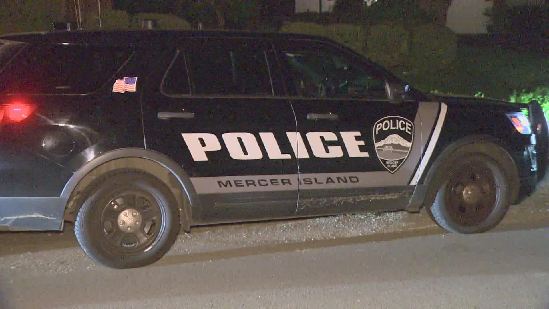 Police on Mercer Island are looking for suspects who kicked down the door of a home and attempted a home invasion.