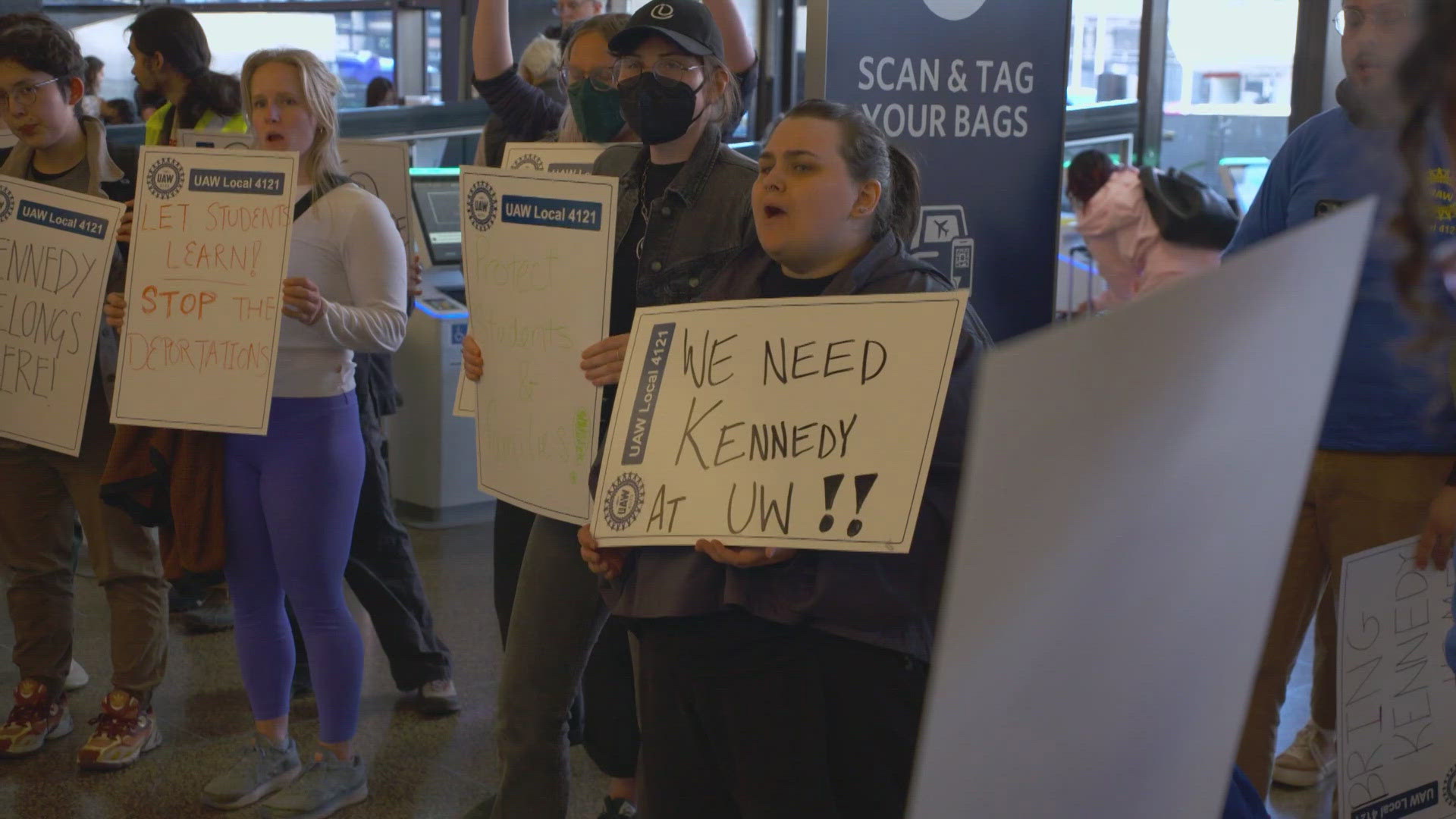 시택 공항서 UW 대학원생·13세 아들 강제출국…시위로 번져
