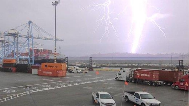 Hundreds without power as thunderstorms move through western Washington
